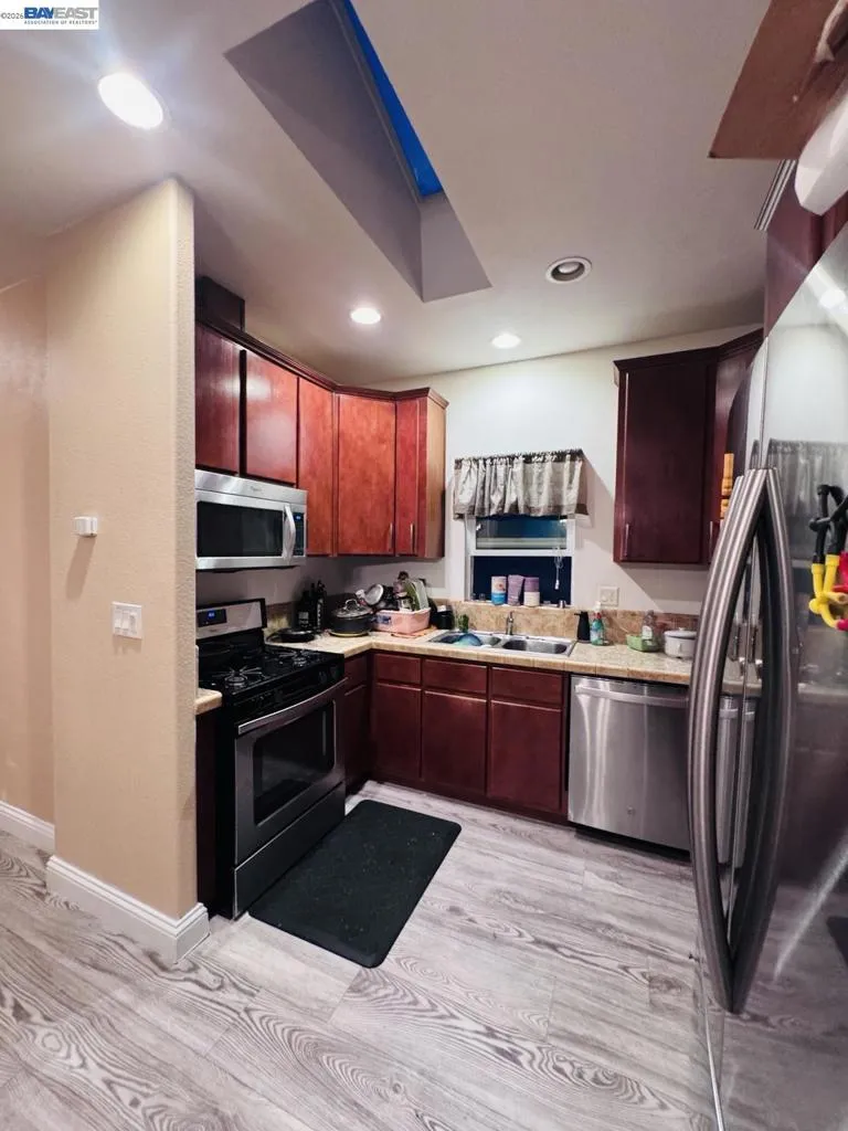 3015 E Bayshore Rd Redwood City, CA 94063
