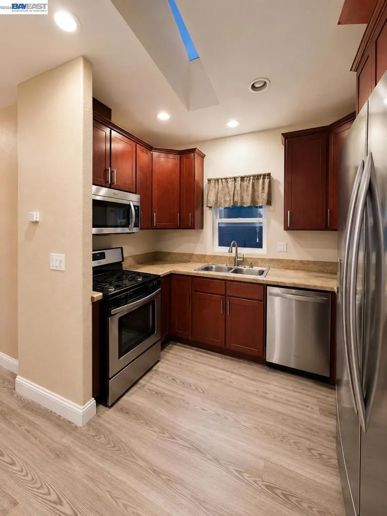 3015 E Bayshore Rd Redwood City, CA 94063