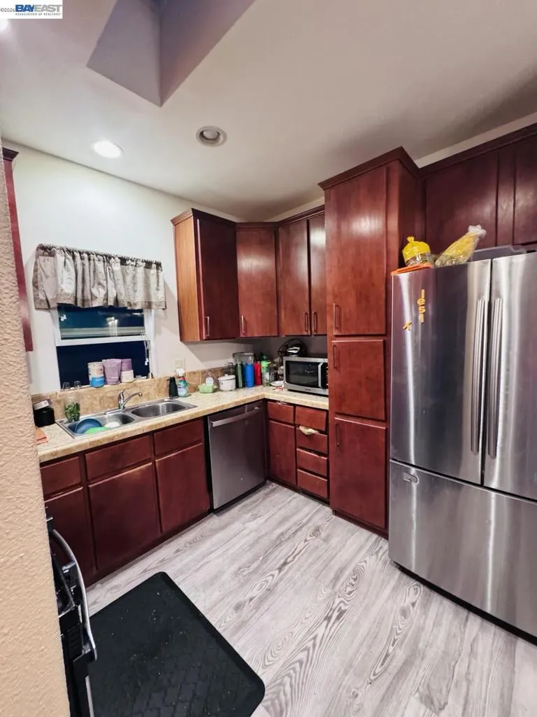 3015 E Bayshore Rd Redwood City, CA 94063