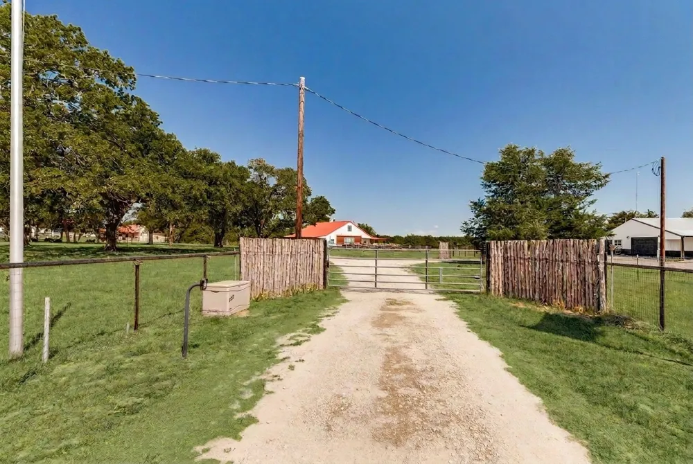 225 County Road 286 Collinsville, TX 76233