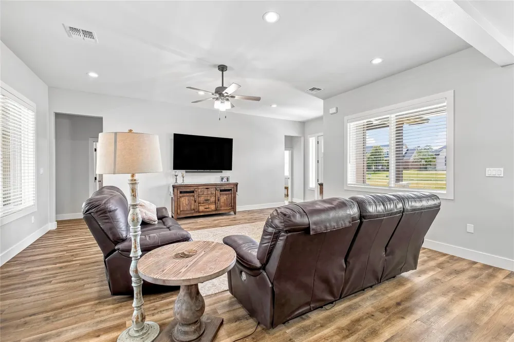 106 Laurel Oak Circle Cuero, TX 77954