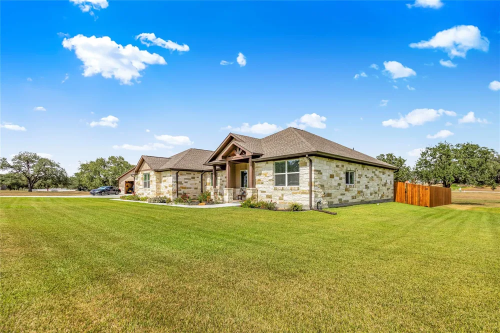 106 Laurel Oak Circle Cuero, TX 77954
