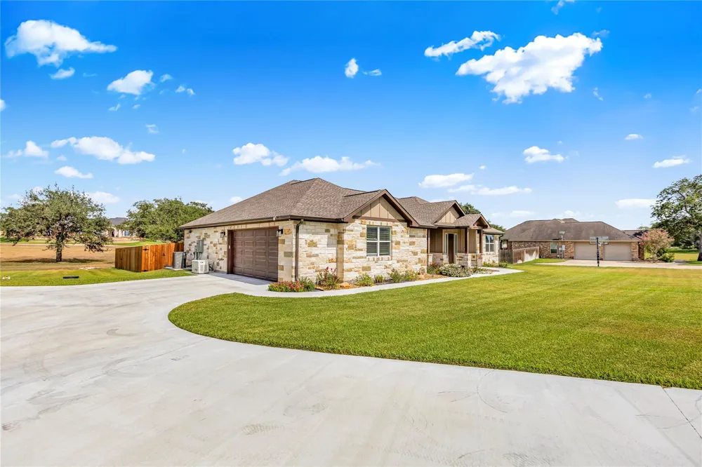 106 Laurel Oak Circle Cuero, TX 77954