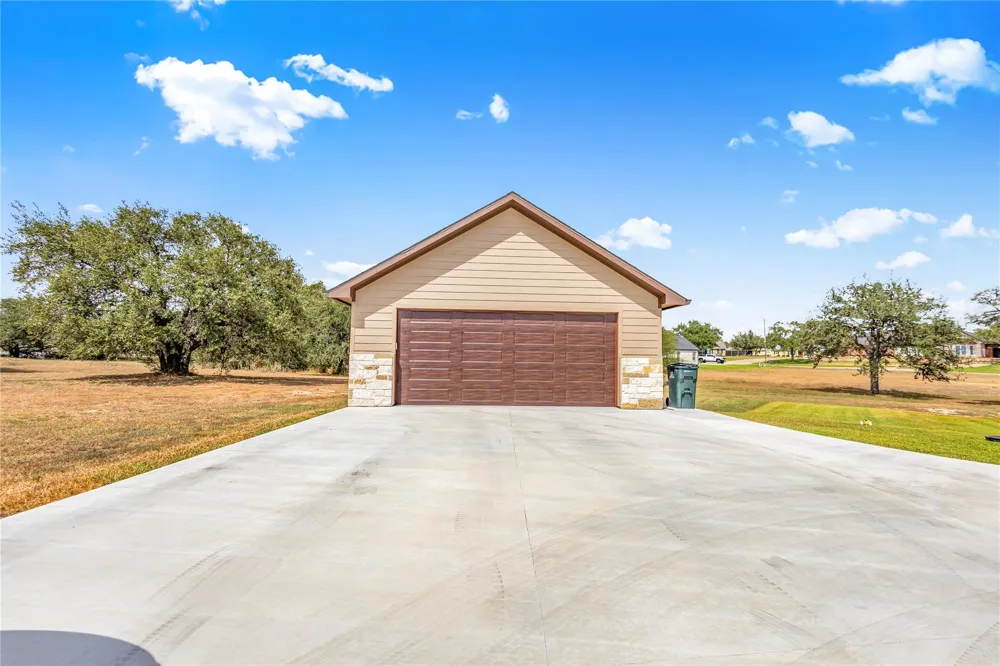 106 Laurel Oak Circle Cuero, TX 77954