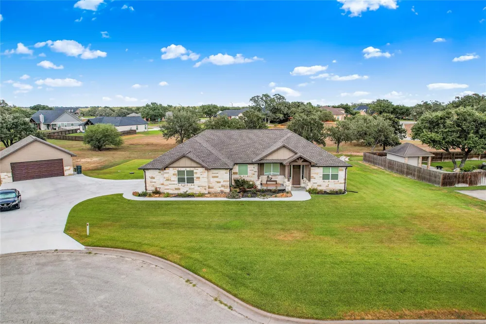 106 Laurel Oak Circle Cuero, TX 77954