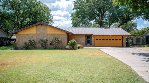 1009 W Edwards