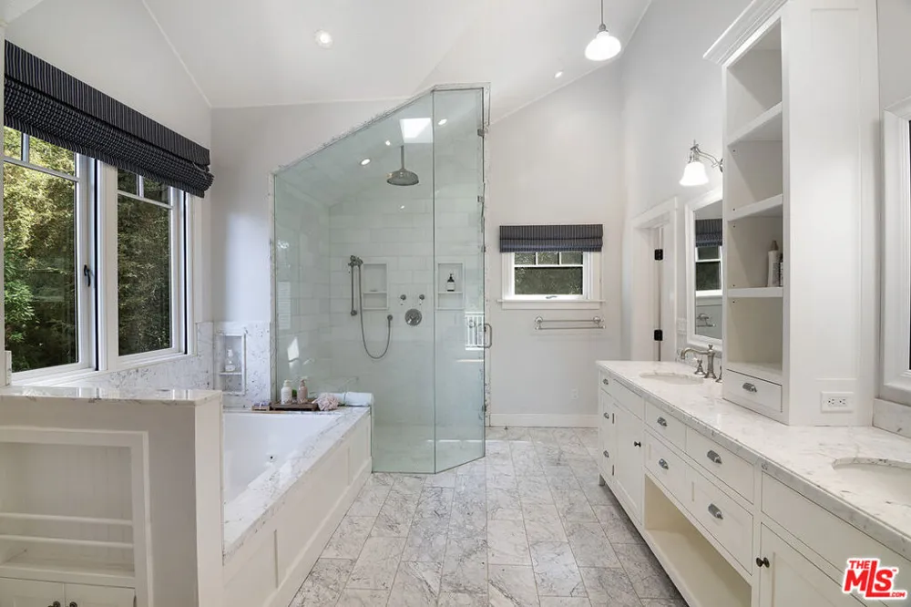 9530 Moonridge Terrace Place Los Angeles, CA 90210