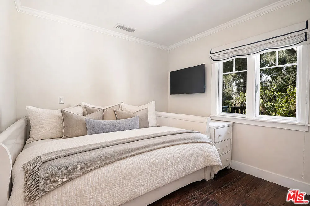 9530 Moonridge Terrace Place Los Angeles, CA 90210