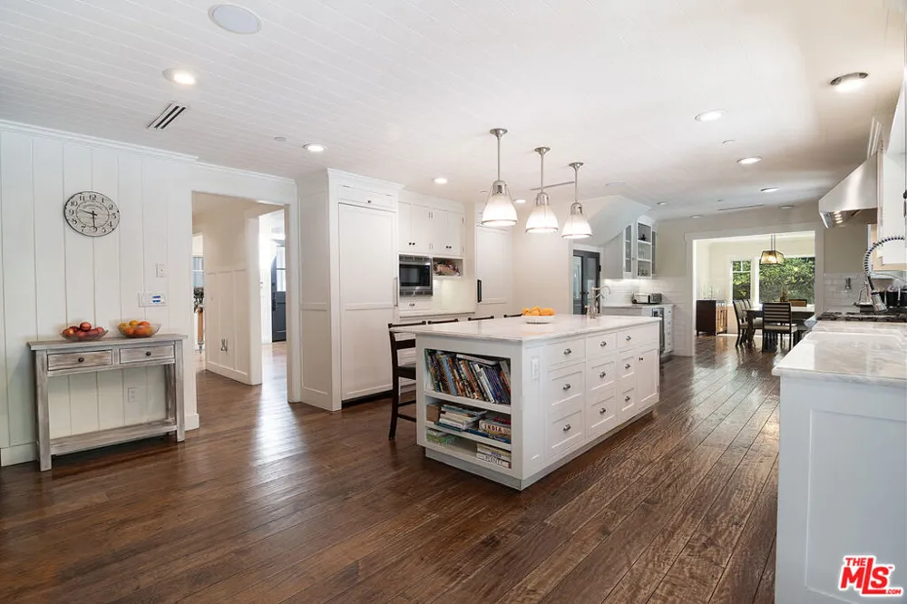 9530 Moonridge Terrace Place Los Angeles, CA 90210