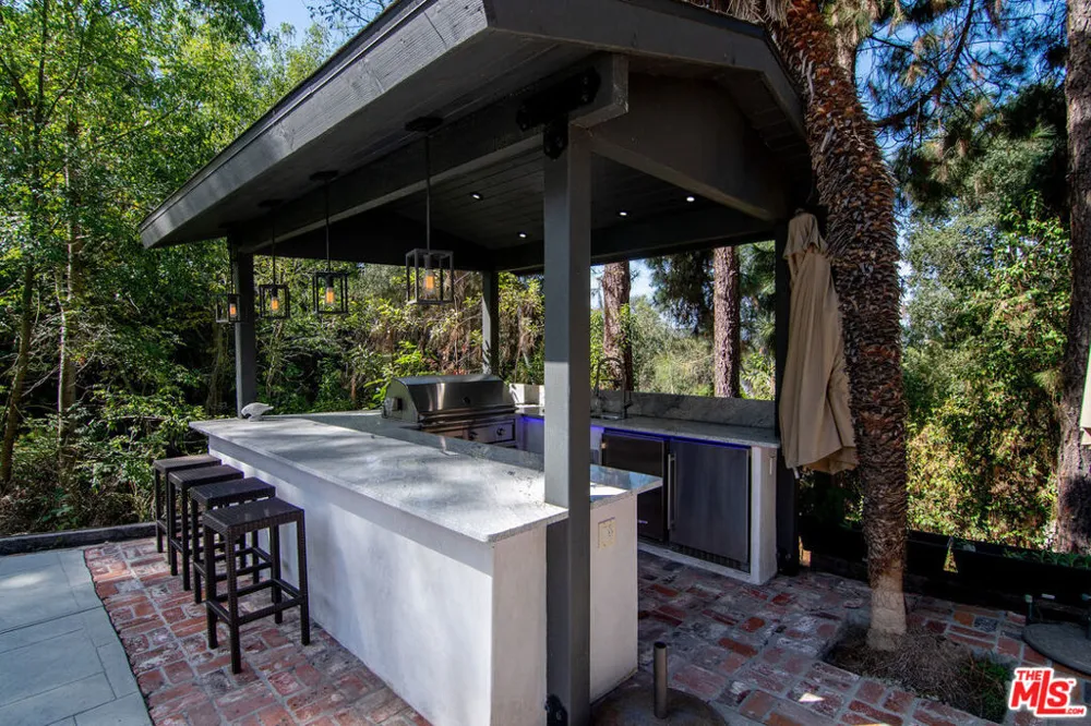 9530 Moonridge Terrace Place Los Angeles, CA 90210