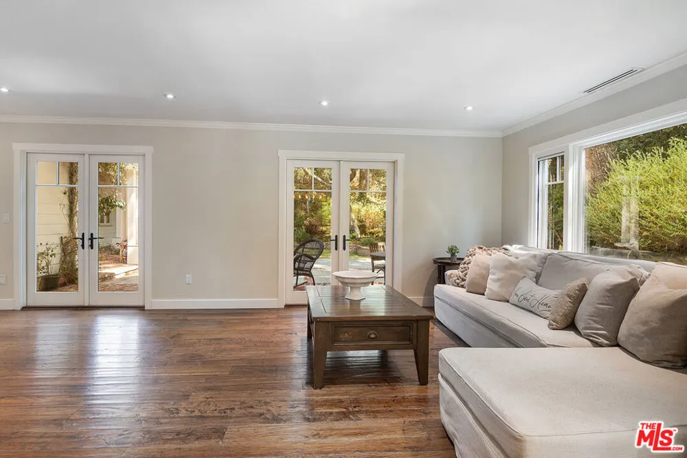 9530 Moonridge Terrace Place Los Angeles, CA 90210