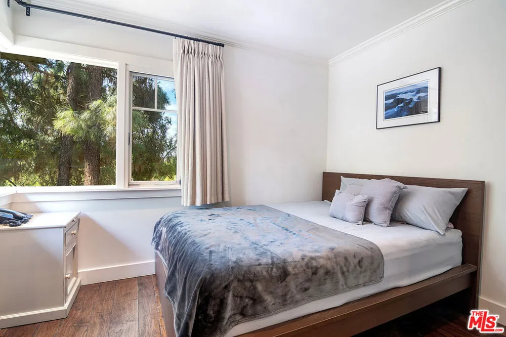 9530 Moonridge Terrace Place Los Angeles, CA 90210