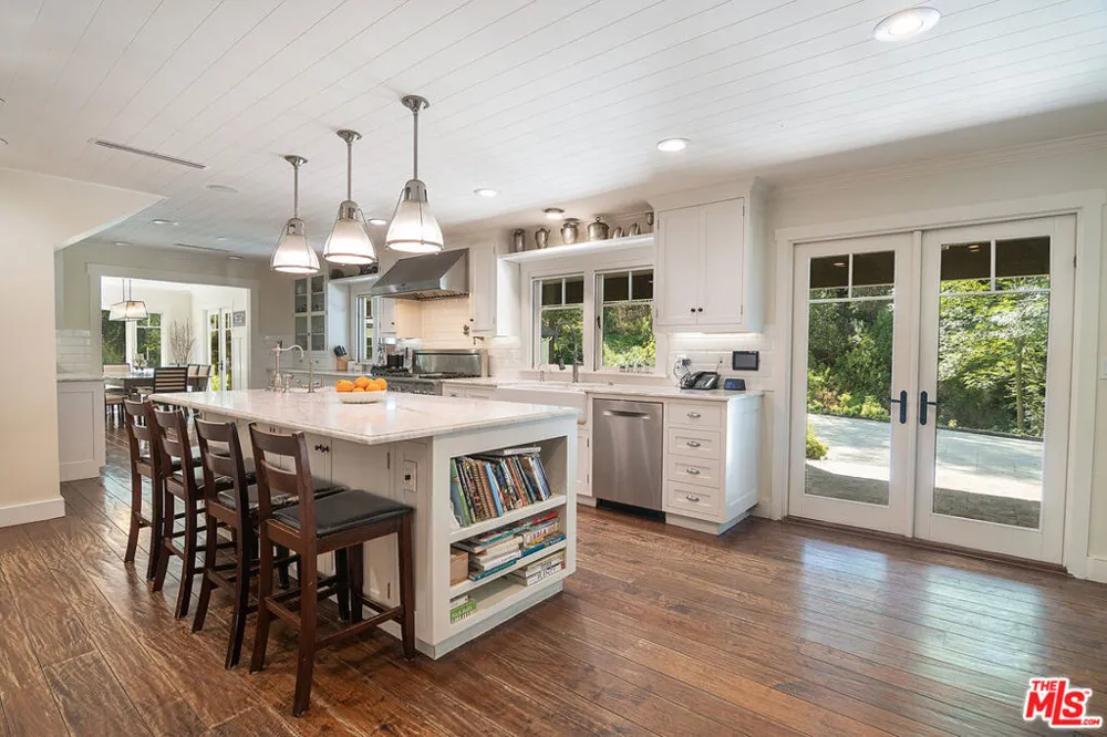 9530 Moonridge Terrace Place Los Angeles, CA 90210