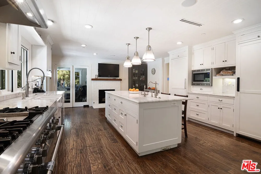 9530 Moonridge Terrace Place Los Angeles, CA 90210