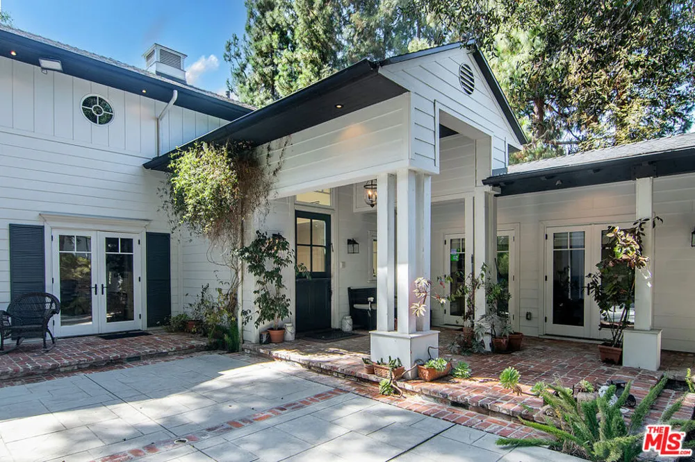 9530 Moonridge Terrace Place Los Angeles, CA 90210