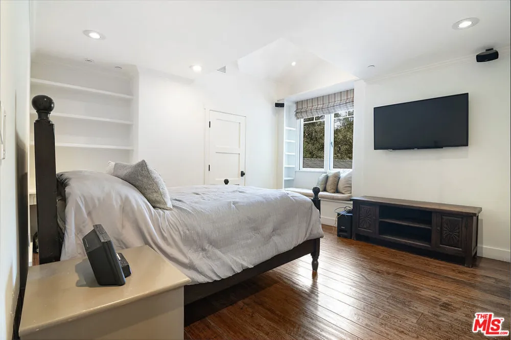 9530 Moonridge Terrace Place Los Angeles, CA 90210