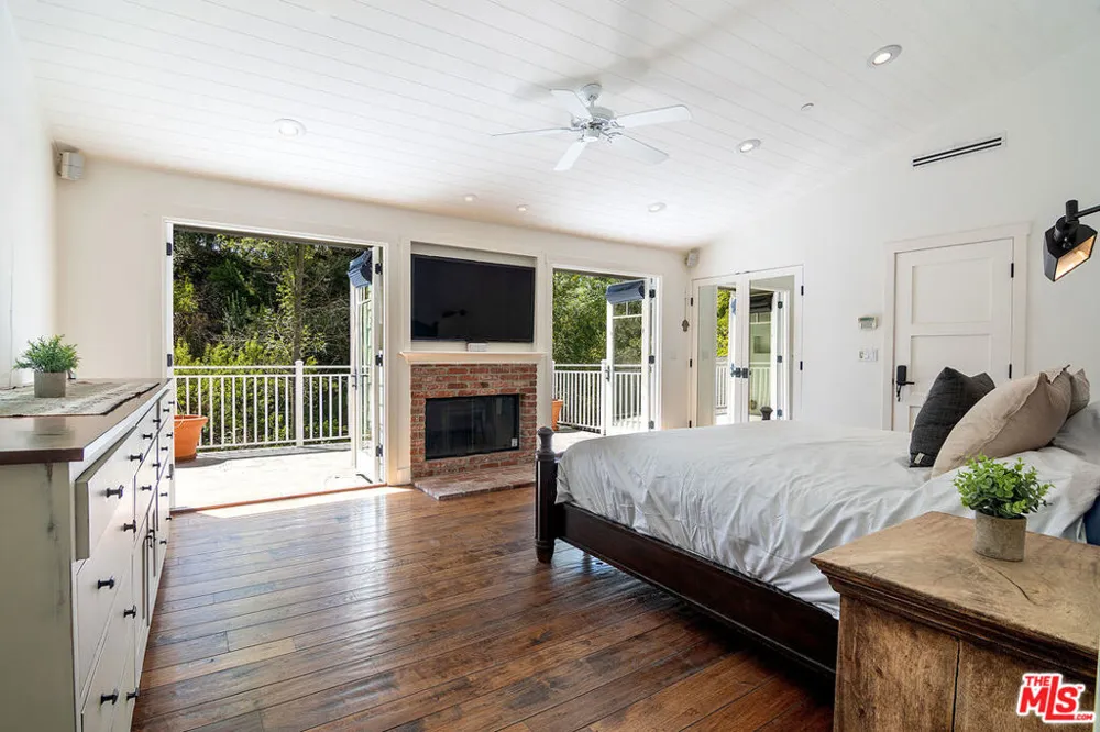 9530 Moonridge Terrace Place Los Angeles, CA 90210