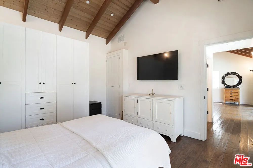 9530 Moonridge Terrace Place Los Angeles, CA 90210