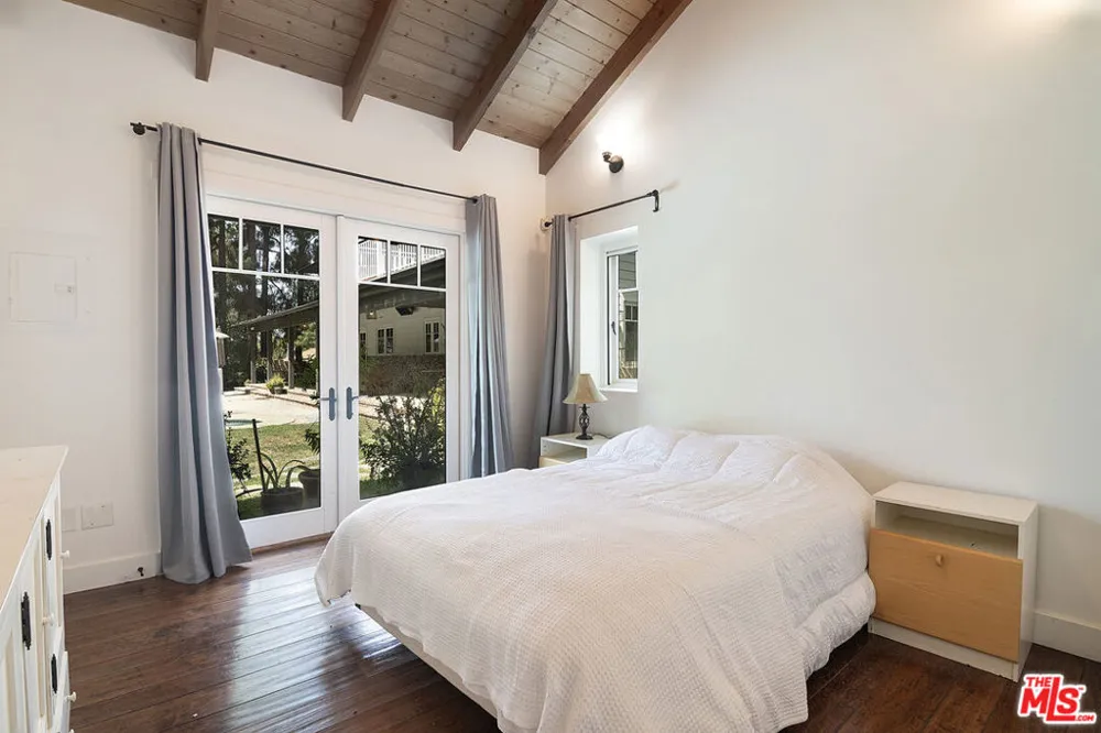9530 Moonridge Terrace Place Los Angeles, CA 90210
