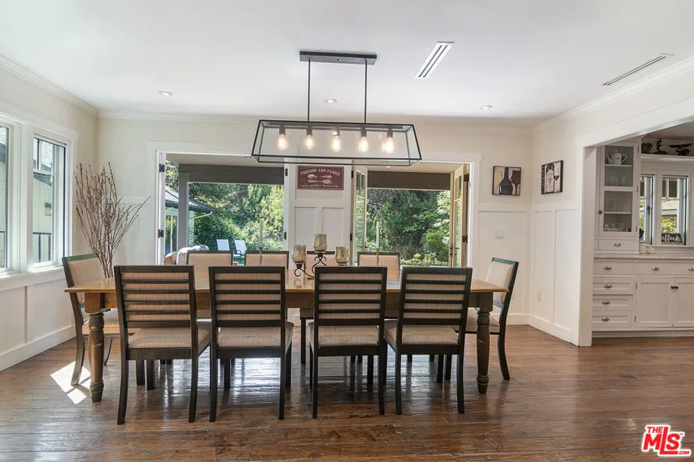 9530 Moonridge Terrace Place Los Angeles, CA 90210