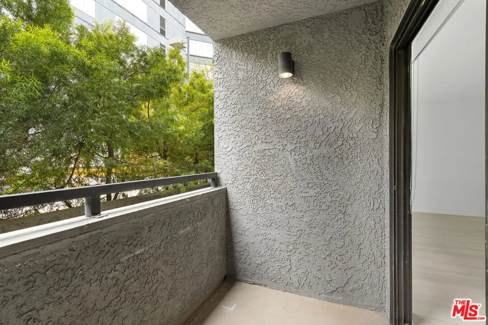 1226 Amherst Avenue #102 Los Angeles, CA 90025