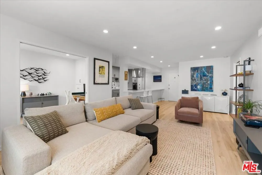 1045 Kings Road #204 West Hollywood, CA 90069