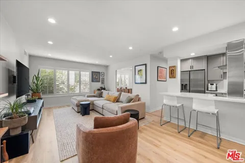 1045 Kings Road #204