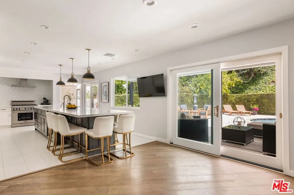 3450 Castlewoods Place Sherman Oaks, CA 91403