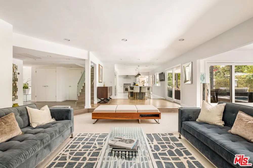 3450 Castlewoods Place Sherman Oaks, CA 91403