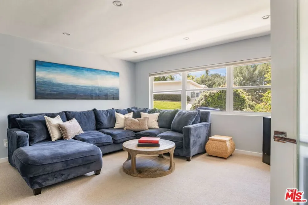 3450 Castlewoods Place Sherman Oaks, CA 91403