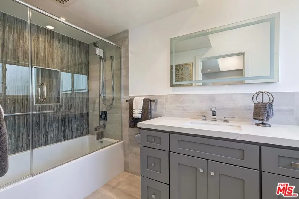 3450 Castlewoods Place Sherman Oaks, CA 91403