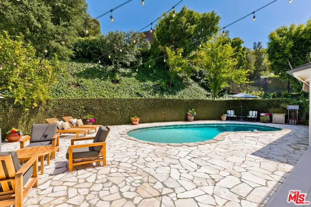 3450 Castlewoods Place Sherman Oaks, CA 91403