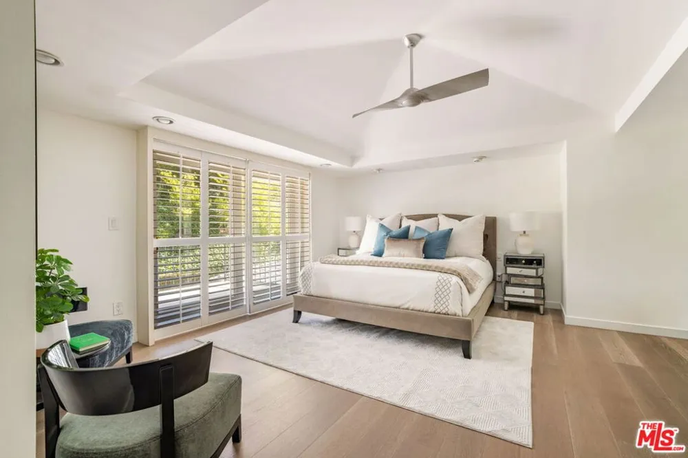 3450 Castlewoods Place Sherman Oaks, CA 91403