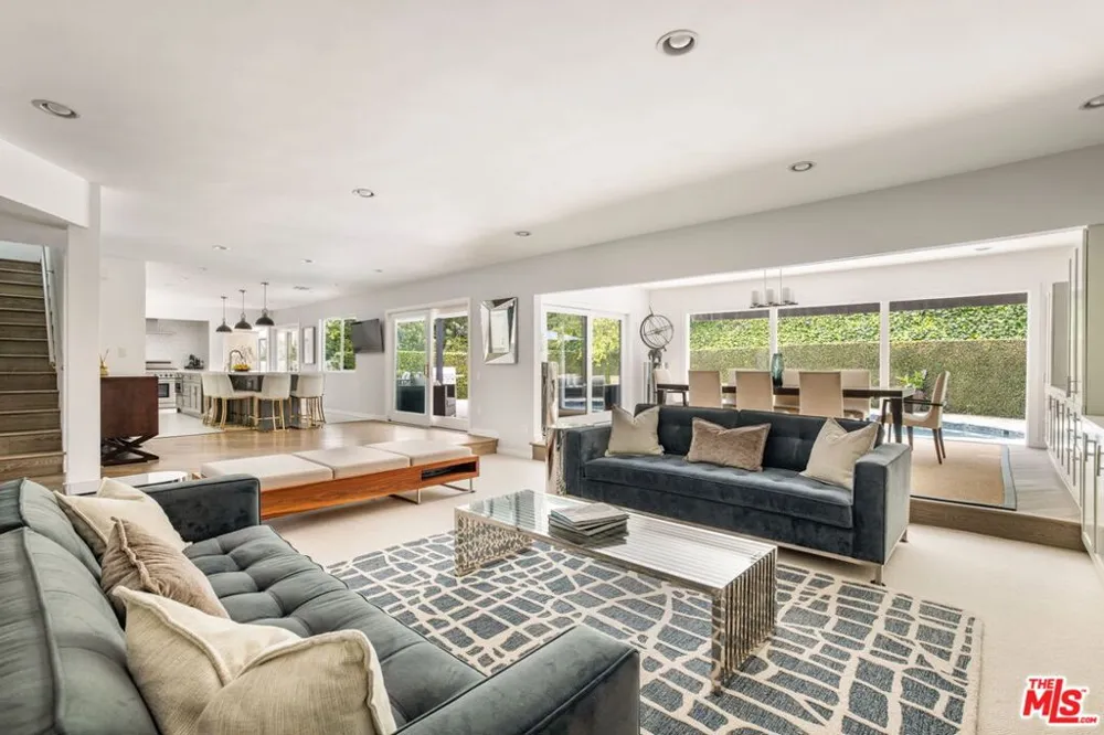 3450 Castlewoods Place Sherman Oaks, CA 91403