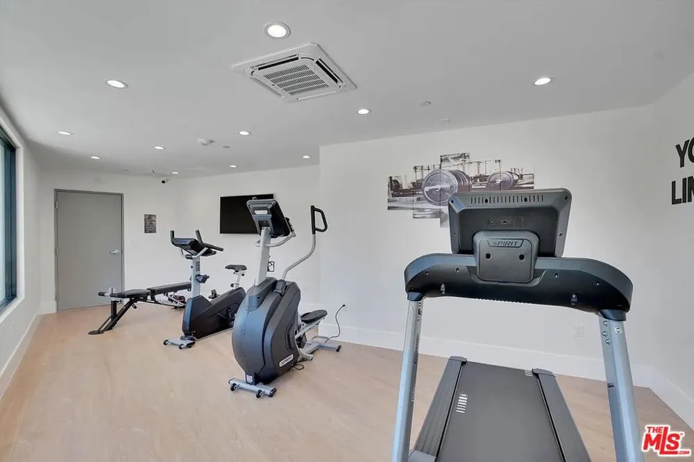 14419 Riverside Drive #306A Sherman Oaks, CA 91423