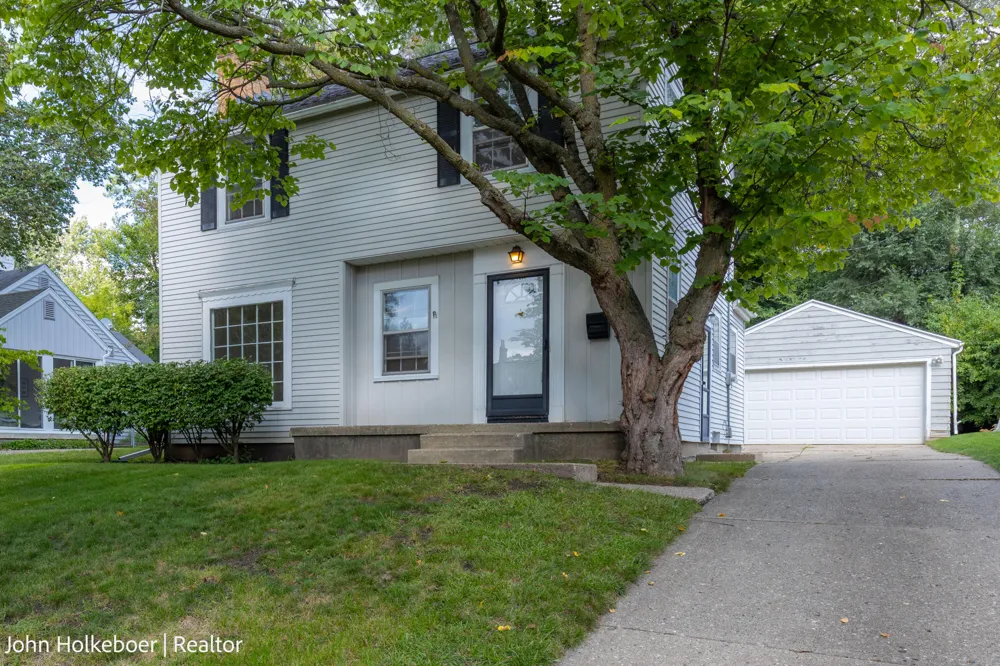 1126 Kenesaw Drive SE East Grand Rapids, MI 49506