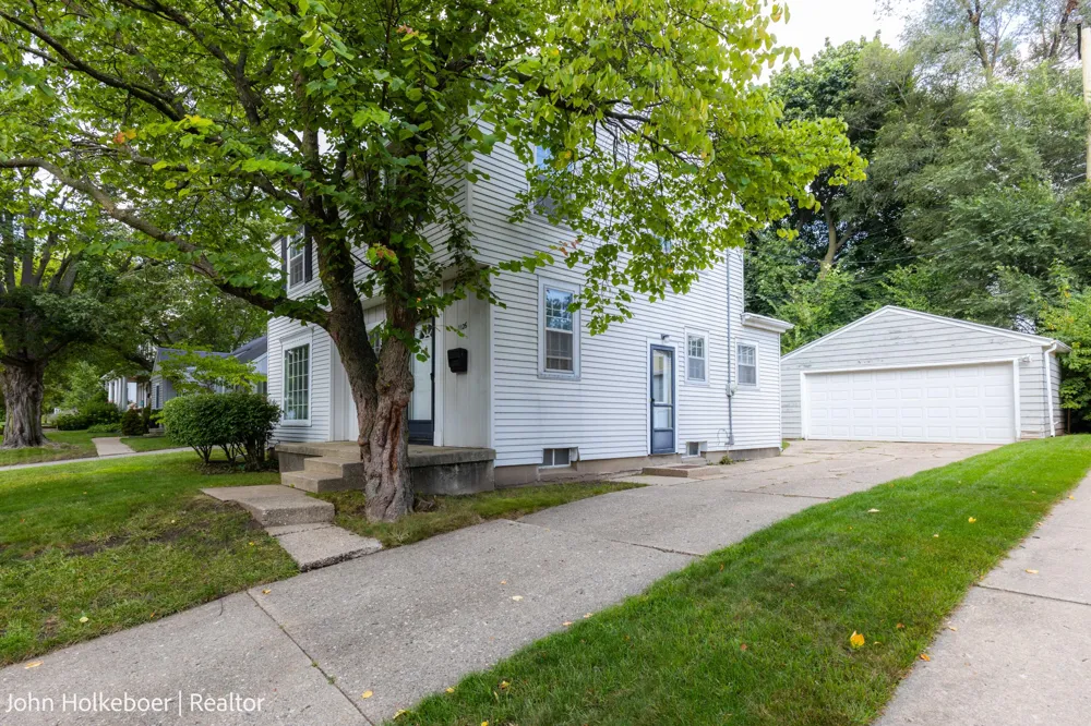 1126 Kenesaw Drive SE East Grand Rapids, MI 49506