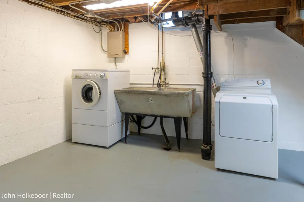 1126 Kenesaw Drive SE East Grand Rapids, MI 49506