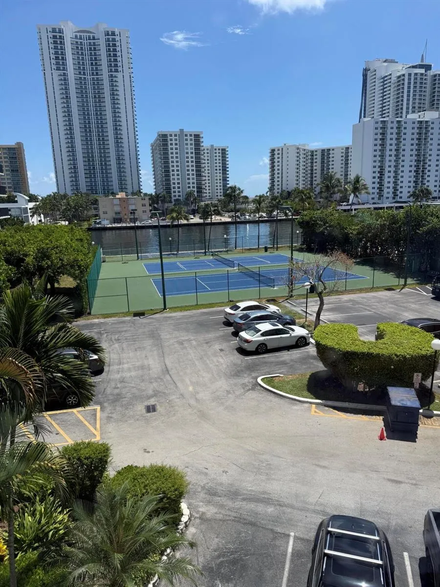 1000 PARKVIEW DRIVE #424 Hallandale Beach, FL 33009