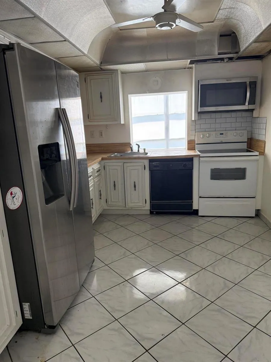 1000 PARKVIEW DRIVE #424 Hallandale Beach, FL 33009