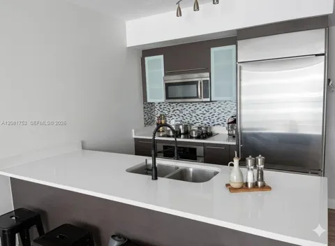 500 Brickell Ave #1806