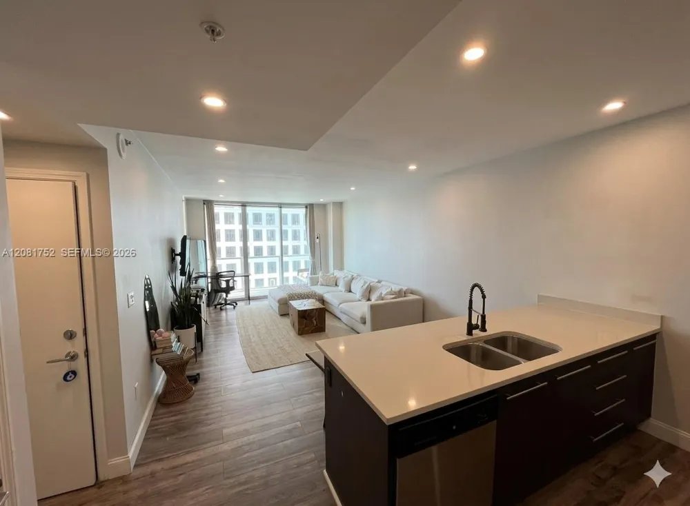 500 Brickell Ave #1806 Miami, FL 33131