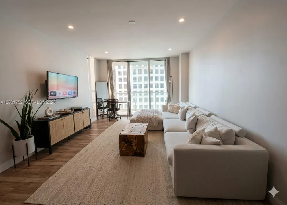 500 Brickell Ave #1806 Miami, FL 33131