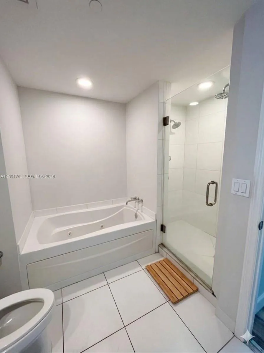 500 Brickell Ave #1806 Miami, FL 33131