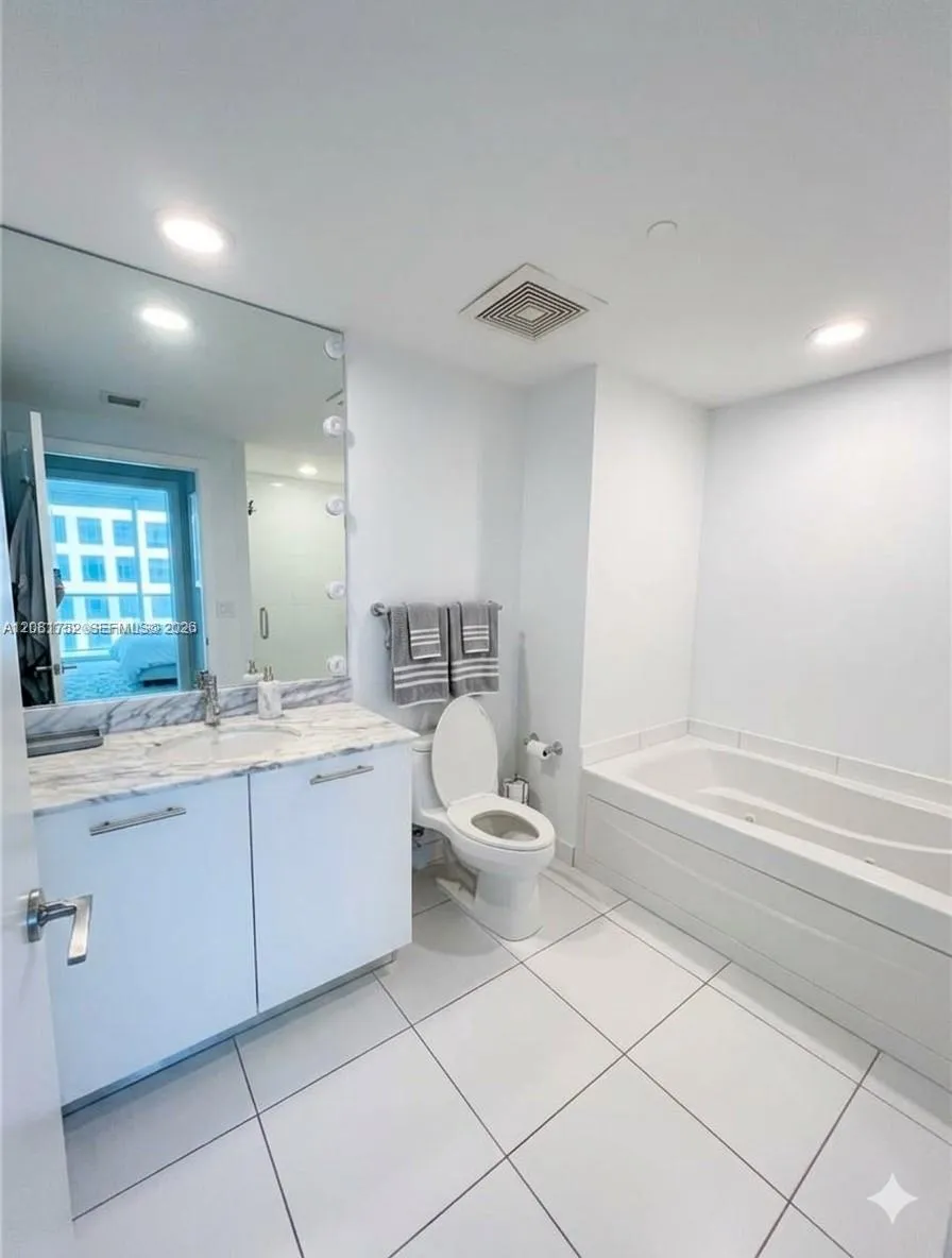 500 Brickell Ave #1806 Miami, FL 33131