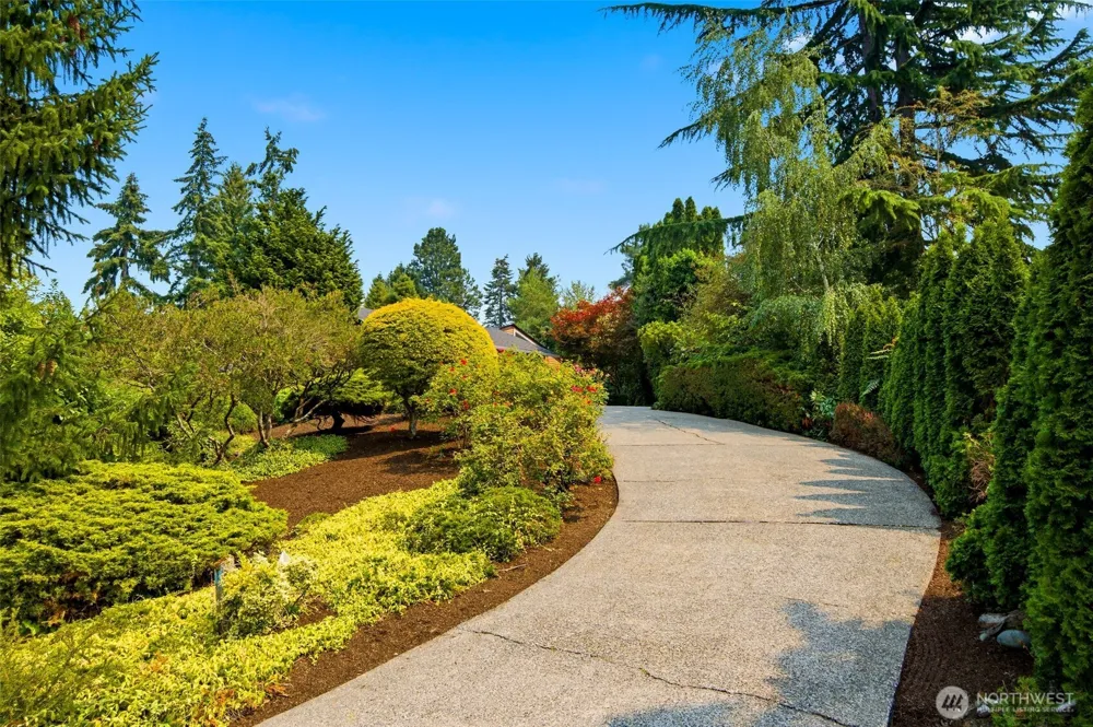 8626 NE 26th Place Clyde Hill, WA 98004