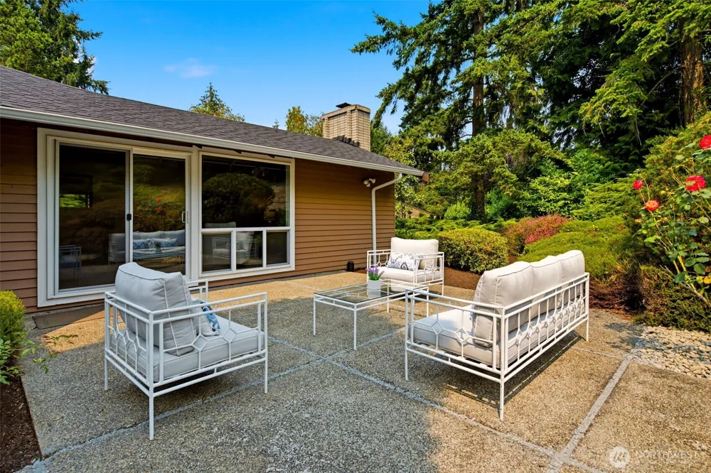 8626 NE 26th Place Clyde Hill, WA 98004