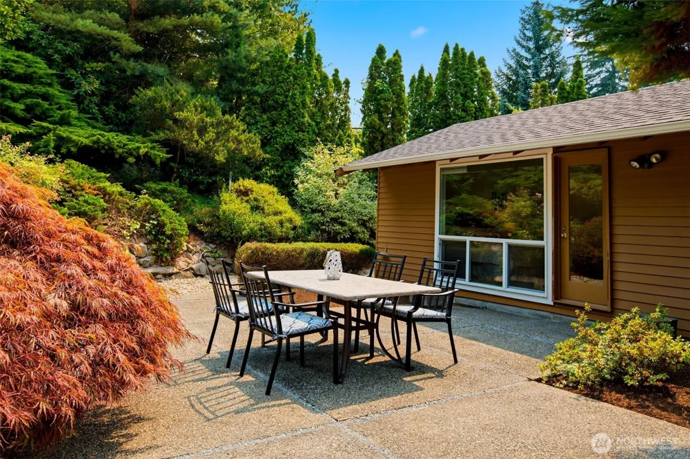 8626 NE 26th Place Clyde Hill, WA 98004