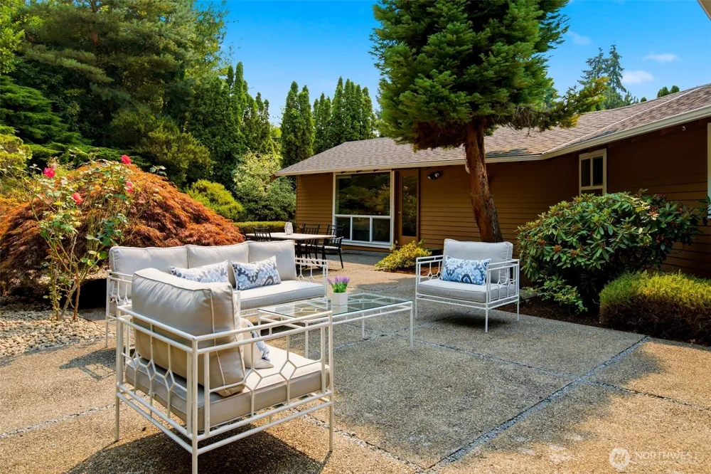 8626 NE 26th Place Clyde Hill, WA 98004
