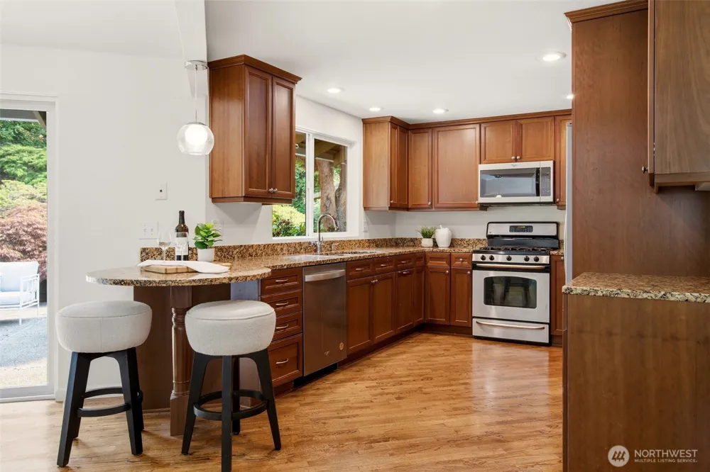 8626 NE 26th Place Clyde Hill, WA 98004